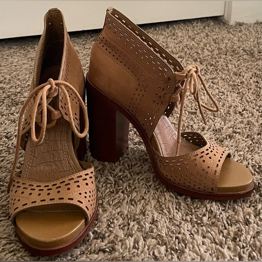 Gianni Bini Stylish Tan Women's Shoes - Picture 6 of 6
